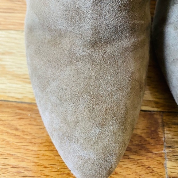 Via Spiga taupe suede ankle bootie with green fabric detail. 4.5 “ heel. Size 8. - Picture 8 of 10